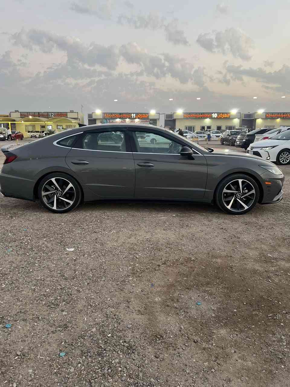 السلام عليكم سوناتا مديل 22 فول للاخير بانوراما بصمه سماعااات نوع bose عدد 12 مع دمام شاحن وايرليس قياده ذاتيه رادار 360 نقط عمياء وبعد هواي مواصفات حادث سيارة قبق جنطه نفسه معدل ومصبوغ واقل من ربع جاملغ خلفي صبغ سعر 194 وبيها مجال سياره نضيفه جدآ للاتصال  ***********
