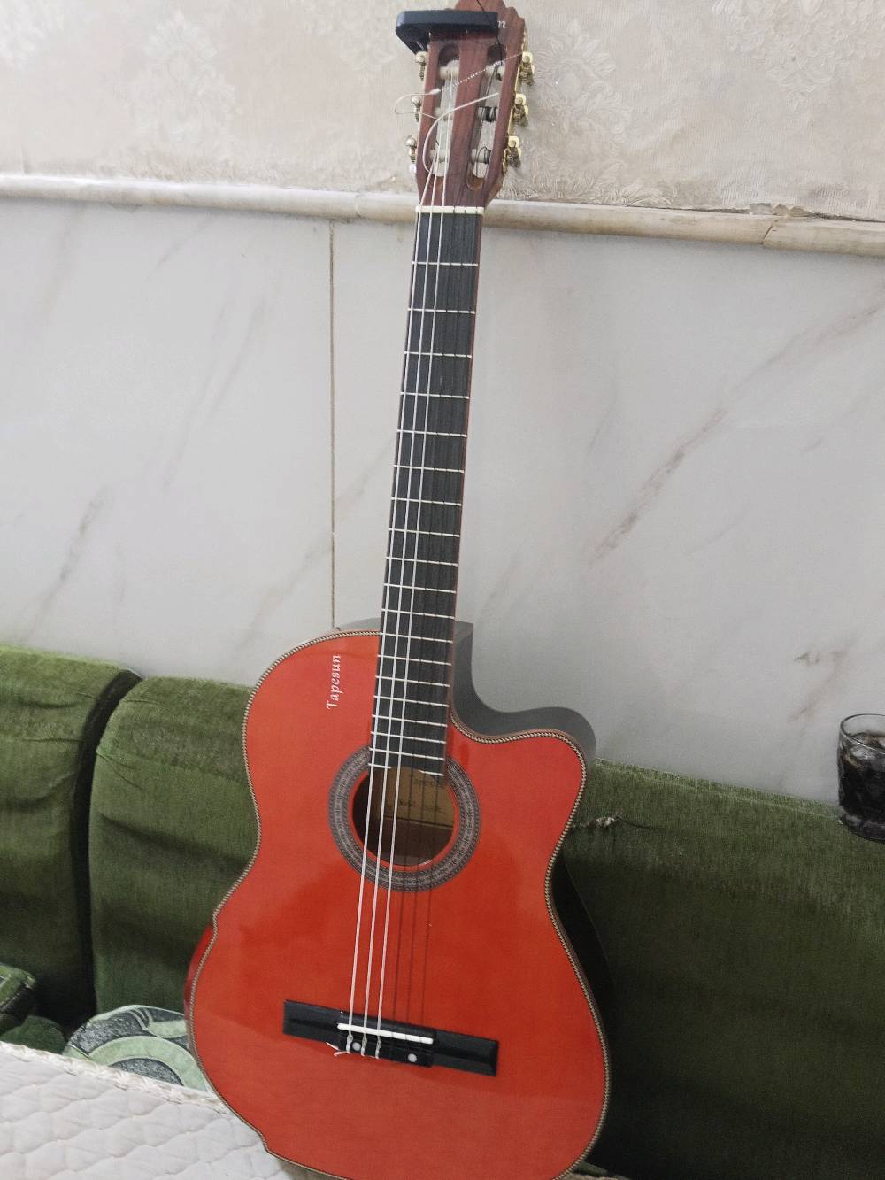 السلام عليكم 

📌 المواصفات والملحقات:
🎸 الماركة: Tapesun
🔖 الموديل: TCG610R
🔥 جسم الكيتار لون أحمر لامع، والظهر أسود
🎵 مناسب للعزف الكلاسيكي والرومبا والأنماط الإسبانية
🆕 2 سيت أوتار جديدة احتياط ويا الكيتار من ضمن اوتار جديده مشدوده من يومين
🎛️ كابو ضمن الأغراض
🎒 حقيبة كيتار ضمن البيع
البيع كامل كيتار + أوتار جديدة عدد 2 + كابو + حقيبة.
الكيتار شخصي ومستعمل استعمال نظيف، واللي جاد بالشراء يجي يشوفه ويجربه.

سعر 170 او تبديل مقابل بيانو نوع BX-20