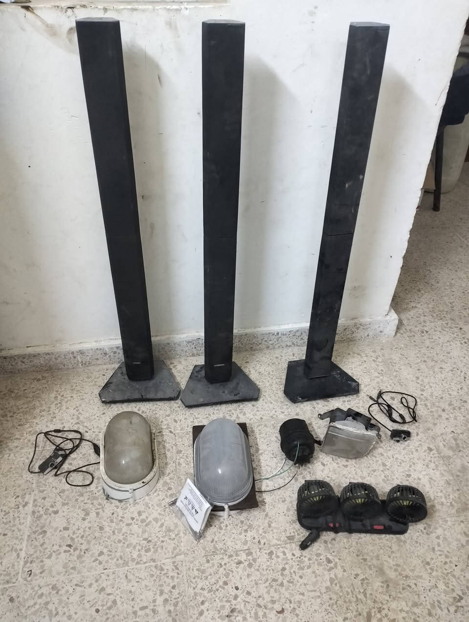 السلام عليك عندي هاي 3 سماعات لكلشي ترهم  وهاي كلوبات مطريه ام المحوله وسماعات جدد وهاي الغراض النواعم كامرات 2 والباقيات كدامكم   مكاني رمادي الملعب ***********
