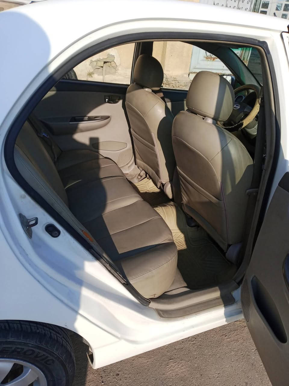 السلام عليكم
سيارة بي واي دي موديل ٢٠١٥ رقم بغداد انكليزي وهزة  بسمي   شرط التحويل محرك وكير  بلادي  اثر خياسات ومصلحه تجي وتفحص  السعر  ٥٦ بيه مجال بسيط العنوان كربلاء الحسينية.  ***********
