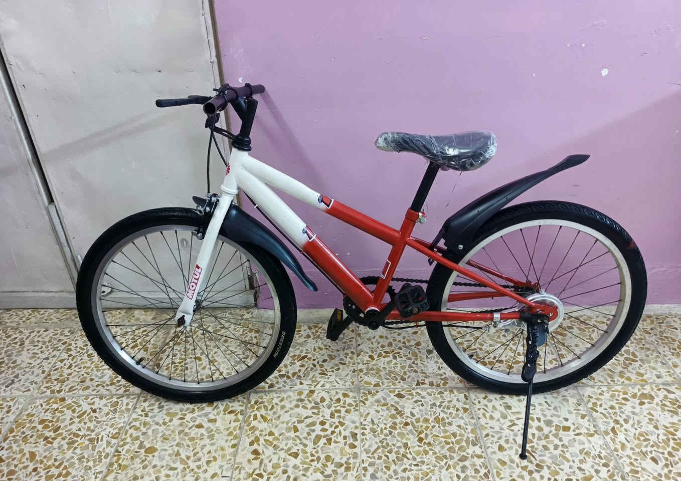 السلام عليكم بايزكل للبيع حجم 22 اللون احمر وابيض❤🤍 كامل جاهز السعر اب 55 وبي مجال الاستفسار على الخاص او على هذا الرقم *********** العنوان الموصل
