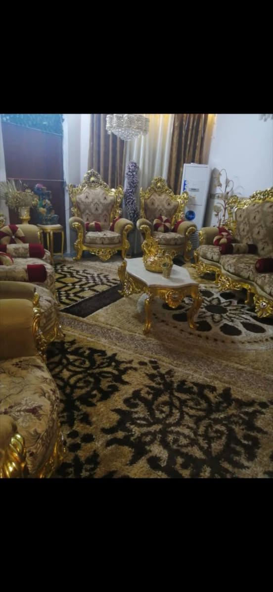 تخم قنفات مصري زان ملكي عشر مقاعد مع الزوليه والبردات نظيف جدا مع سيت طبلات مرمر وسطيه واثنين اصغار للاتصال ب*********** /***********
