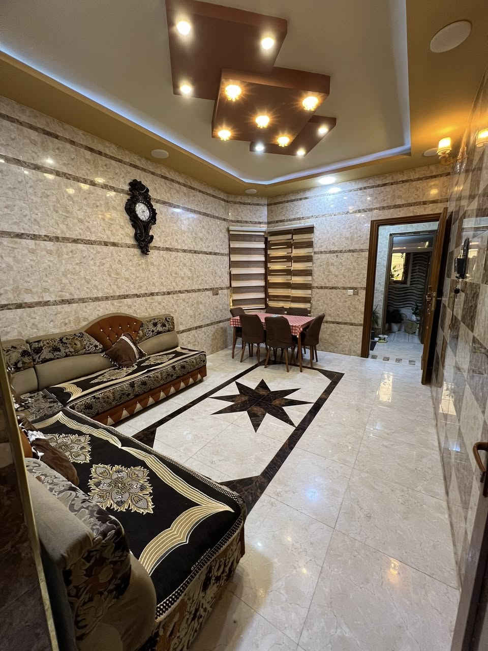 بيت للبيع🏠
🔴في حي الملايين الاولى قرب جامع الصواف.

بناء حديث ٢٠٢٠

🔴مساحة البيت ٢٤٠ متر بالسند وبي زيادة تصل ل ٣٠ متر

زراعي ملك صرف كرت بلدية 

🔴البيت يحتوي على غرف نوم عدد ٦ (وغرفة سويت)+ غرفة معيشة + استقبال ومطبخ وصحيات

🔴مناور عدد ٣ + كراج واسع + تواليت وحمام خارجي مشترك

+سطح ناصي وعالي

للاستفسار مراسلة الصفحة او الاتصال على الارقام:-

***********
***********
