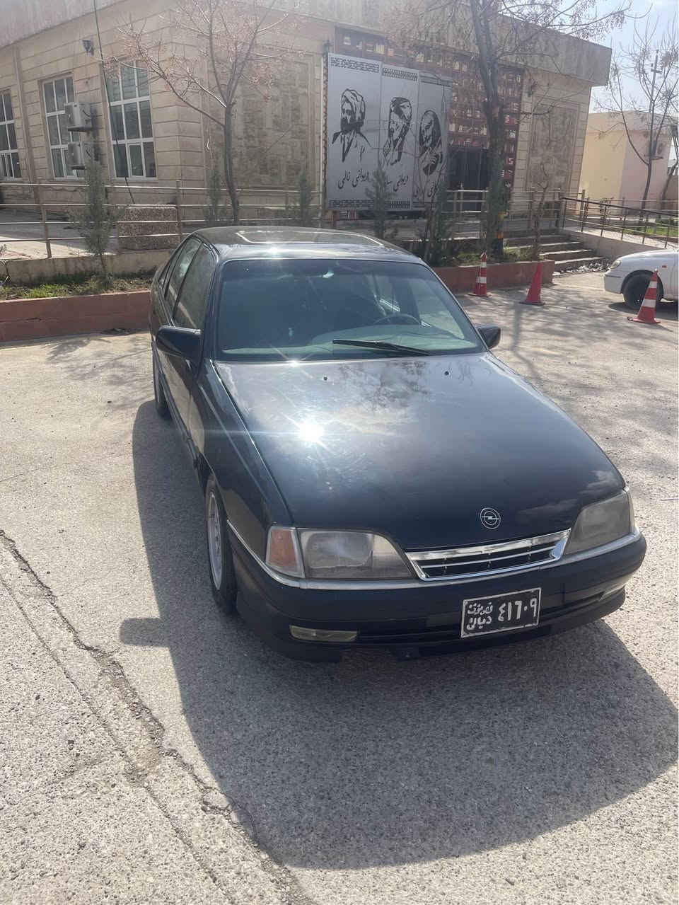 ئۆپڵ ئۆمیگا 
مۆدێلی ١٩٨٩یە كامل كراوەبە ١٩٩٣ تاقم وایەرە ئەقل و پێشی دوای هەموو گۆراوە بە ١٩٩٣ 
سەیارەكە تازە تەعمیرە هەموو گیانی بەشەرت ئیش ئەكا 
سەیارەكە نوقسانی نیە بەشەرت مالی دۆستە هەوشتیم گۆریوە بێ نوقسانیە 
مالی دۆستە 
سعری ٢٨ گەڵا 
*********** السليمانية, العراق
