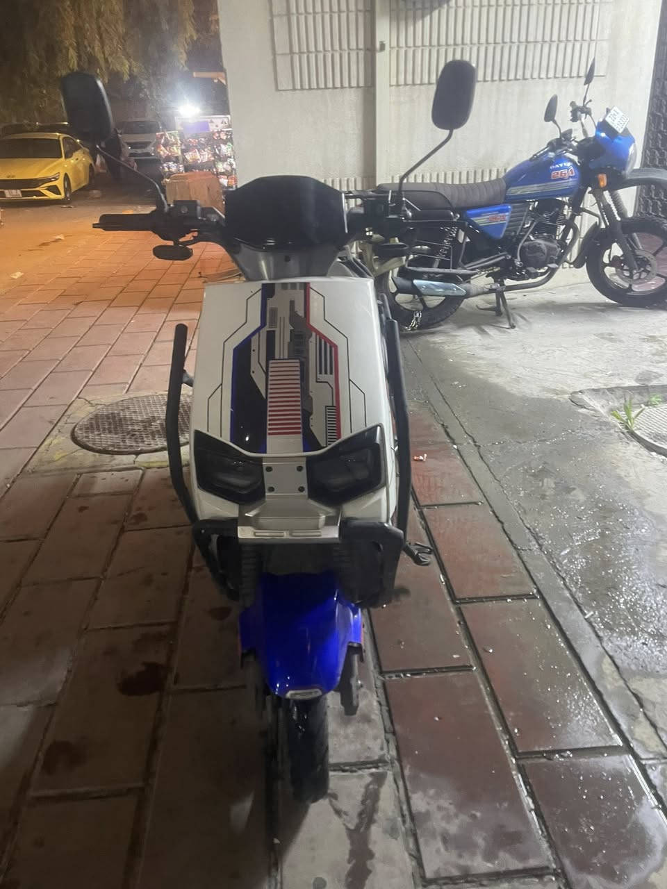 دراجة شحن من شركة الماهر  ام عيون نضافة حلوه مستعملة شي قليل مكفولة من كل عطل وماداخلة أي تصليح شرط 3نمر وبيها نمرة بك دراجة مدرعه من جوانب تشتغل بصمه وعن بعد وسويج دبل لايت دبل إشارة بيها جهاز انذار شاحنه اصلية اوراق المعرض موجودة مكان بغداد الصالحيه سعرها ٥٥٠وبيها مجال قليل للشراي هاتف ***********
