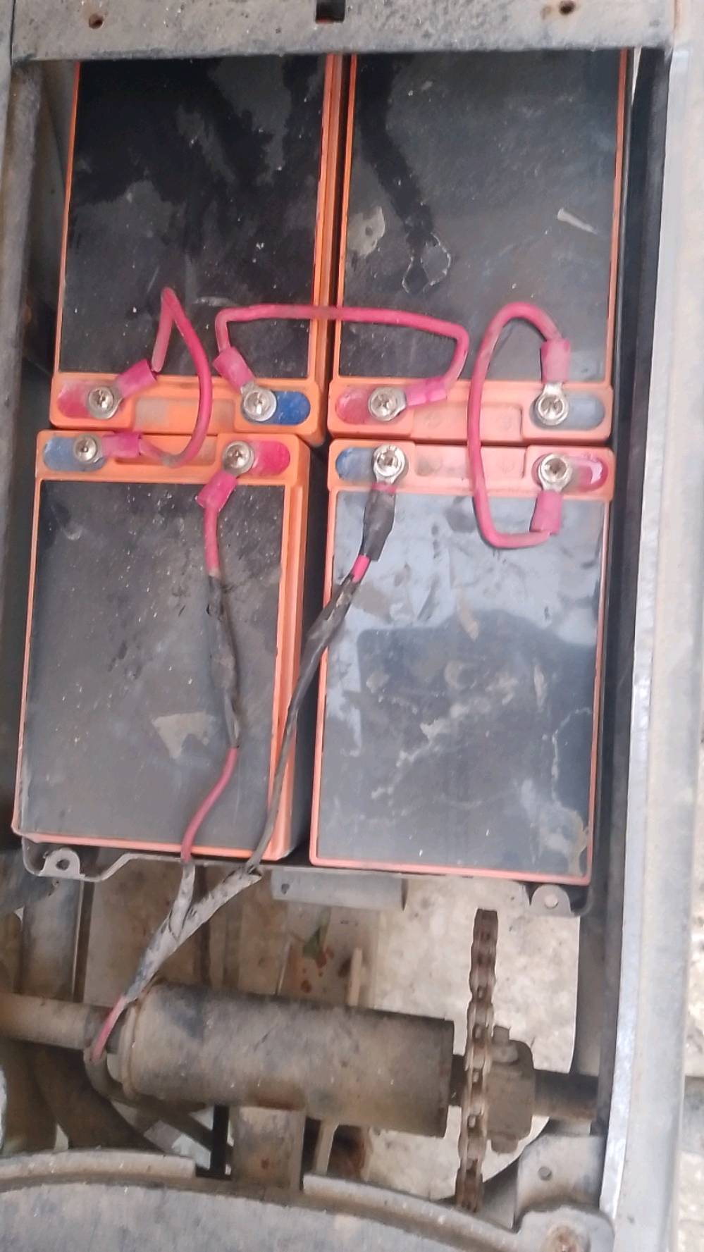 السلام عليكم 
دراجه حجم 14
نقصه ضفيره ويده سكليتر 
سعر 100بيه مجال 
مكاني بغداد مقابل دائره مرور الحسينيه
***********