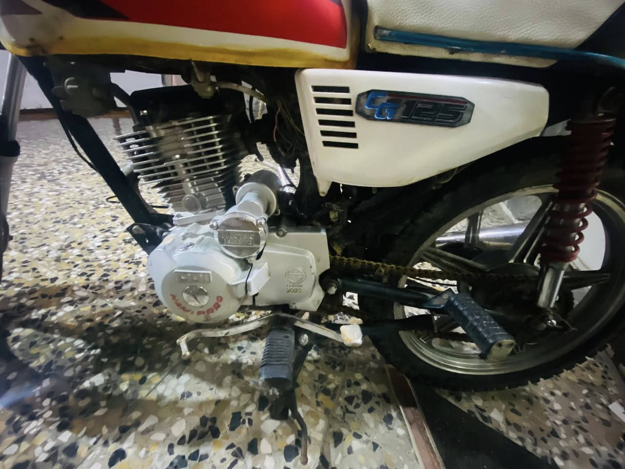 سلام عليكم ايراني 22 
كهربائيات كله شغاله فقط نقصها 
باتري + دبل اشاير قبل شهر من جفتتها 
اول هندر تشتغل امانت الله ورسوله 
ملاحضه صوت إلى بلفيديو صوت صلنصى
مابيها كعكه حته ميكون مخاجل مكاني بغداد  
سعر 400 يشهد الله دراجه تخبل 
*********** وتساب
