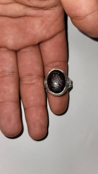 خاتم عقيق كرز الكرز مخطوط عليه: ﴿اللهم صلِّ على محمد وآل محمد﴾ 🔹 الصيا...