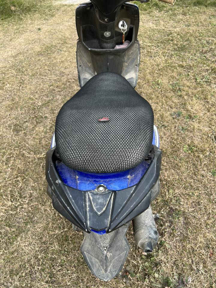 سلام عليكم عندي هاي الدراجة رايدها للبيع ماعرف شنو نوعيتها بس الاكثر يمكن سايم مكينة حلوة ونضيفه وشغالة ونشطه فقط يرادلها ترتيب بسيط للكشر الخارجي وتنضيف كابريترة بس وعندي وياها عربانه كاملة هم شغالة مابيها شي ابيعهن ثنينهن سوة سعرهن 375وبيها مجال بسيط وهذا رقمي *********** ومتواجد فيس وتساب
