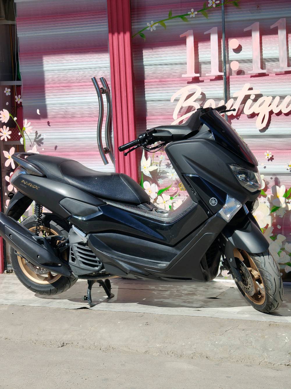 الحلوة للبيع 
NMAX 155 (موديل 2022-
مزودة بنظام ABS (مانع انزلاق) للعجلات الأمامية والخلفية، 
نظام تبريد مائي (راديتر)
المصابيح الأمامية والخلفية بتقنية LED
نظام التحكم في الجر (Traction Control): يمنع انزلاق العجلة الخلفية في الطرق المبتلة أو الزلقة
الدراجة مكفولة من الخدش والزلغ والصبغ 
الدراجة 3 الوان اسود طافي واسود لامع واسود فحمي
السعر 25$قفل
***********