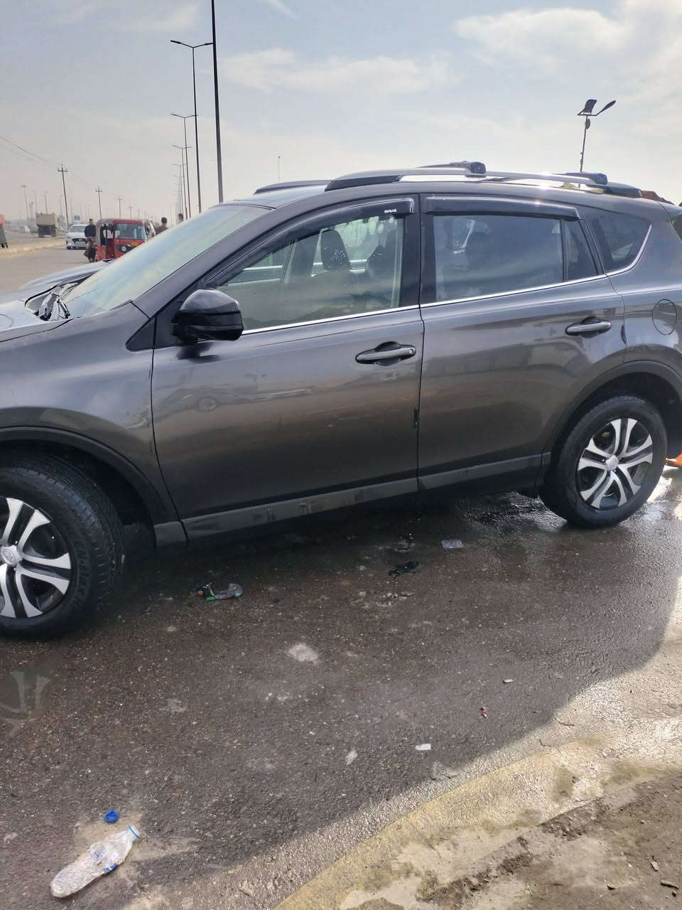 وارد كندي
بارد قطعتين مكان صغير  جاملغ 
هزه جديد
تايرات جديد 
صيانة كامله 
ماشيه 90753 ميل
***********
بغداد 
السعر 168
