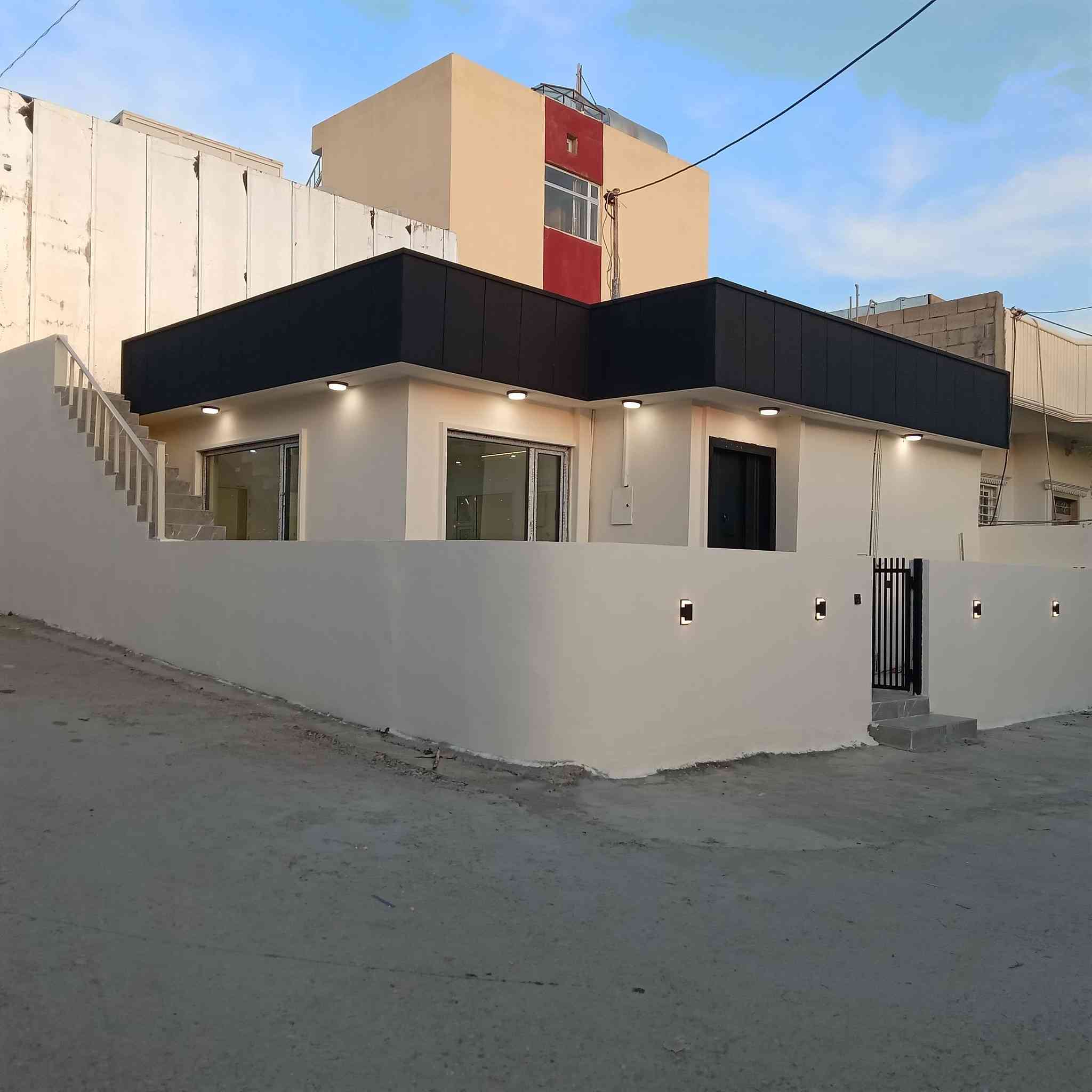 ئەم خانووە بۆ فرۆشتن لە بەکرەجۆ
ڕووبەری خانووەکە 122  مەتریی تاپۆیە
پێشی 9.40 مەترە قووڵی 13 مەتره 
خانووەکە لەشوێنێکی باشدایە نزیکی مەکتەب ودوکان ومزگەوت و گەراجی پاسە
خانووەکە پێکهاتووە لە ژوری میوان و مەتبەخ و دوو نووستن موشتەمەلات  
خانووەکە کامل کاشیەو دەکتی موبەریدەی بۆ کراوە سەقفی مەغریبیە 
نرخی ئەم خانووە 6 دەفتەر و 20 وەرەقەیە
بۆ زانیاری زیاتر پەیوەندی بکەن بە نوسینگەی نوێ بوونەوە ***********
