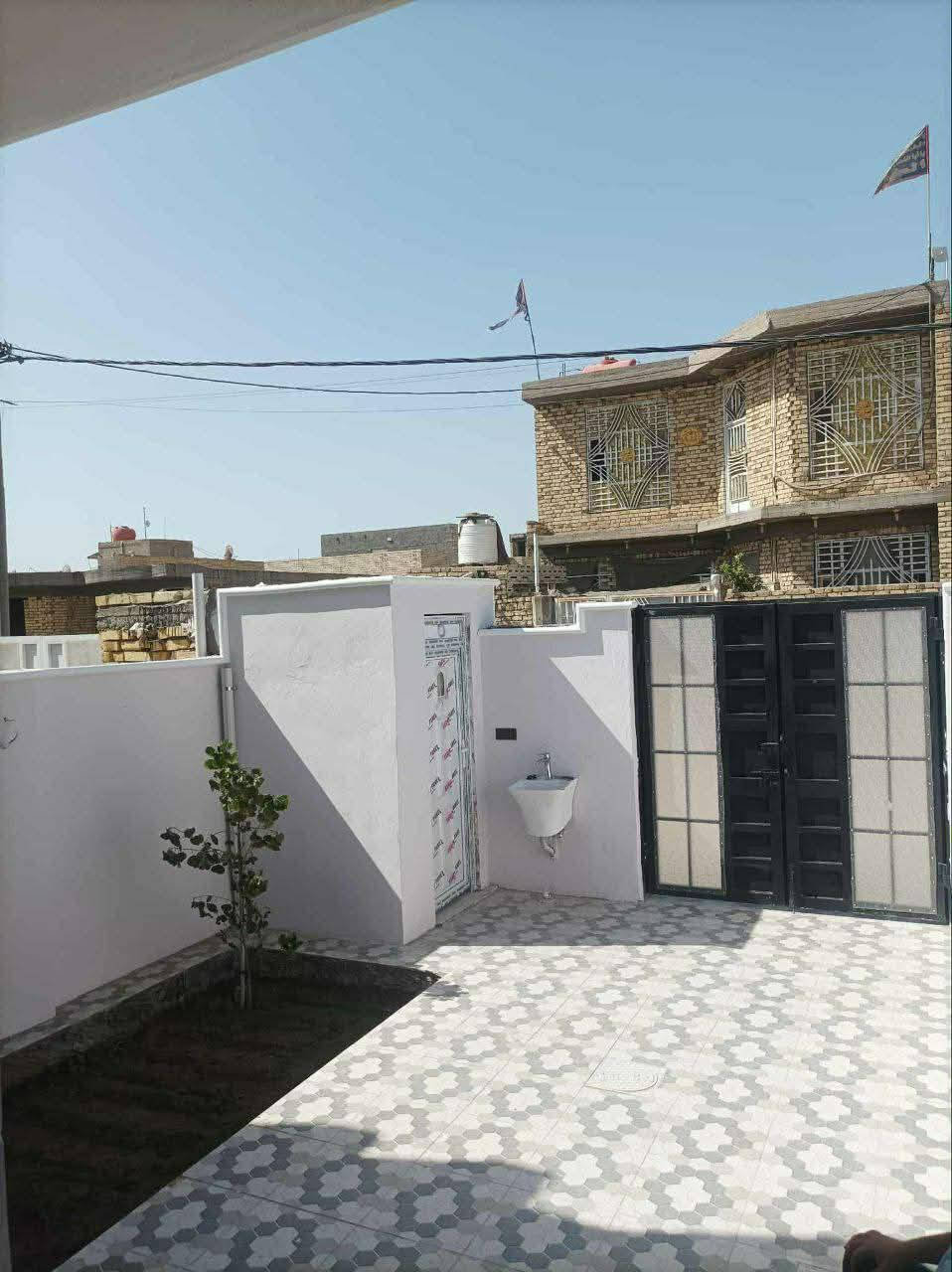 متوفر 👇
(( دار طابو صرف ١٢٥ متر في حي الأمير ال٩٥ )) للبيع 
جهة  مدرسة الشهيد ابراهيم الدلوي 👈🏻بناء طابوق حديث  سقف كونكريت البيت جديد  شغل درجة اولى 
 مساحة ١٢٥متر .. رقم العقار 95/114  يحتوى على : (استقبال _ مطبخ_ صالة _غرفة نوم _ صحيات داخل وخارج) _ بالإضافة الى حديقة صغيرة _كراج  ٦متر كما موضح بالصور  👇 وبسعر مناسب 🥰
#تحويل_مباشر 
للإستفسار مراجعة مكتب الجوادين للعقار الواقع مقابل طابو الهاشمية او الإتصال بالأرقام التالية
 
*********** علي البحراني 
*********** منتظر الزبيدي 
*********** غانم الحساني
