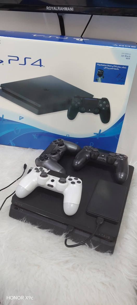 السلام عليكم بلي 4  سلم مهكر نظام 12.50 ذاكرة الجهاز 500 مع هارد خارجي 250 المجموع يصير 750 كيكه تهكير قرص كامل ملحقات كارتونه مع كيبلات التشغيل مع جوستك عدد 3 البلي لوك ستيكر لا مفتوح ولا مصلح مع العاب عدد 14 لعبه العاب كلها عربيه جميع لعبه موجوده ع جهاز عربيه الالعاب موضحه ب صوره
مكاني البصره الحيانيه 
***********
من ضمن الالعاب 
فيفا 26 عربيه
فيفا 19 عربيه
بلاك اوبس 6 عربيه
توب ريدر عربيه
باتيلفيلد عربيه
انشارتد جزئين عربيه
ذويتشر عربيه
