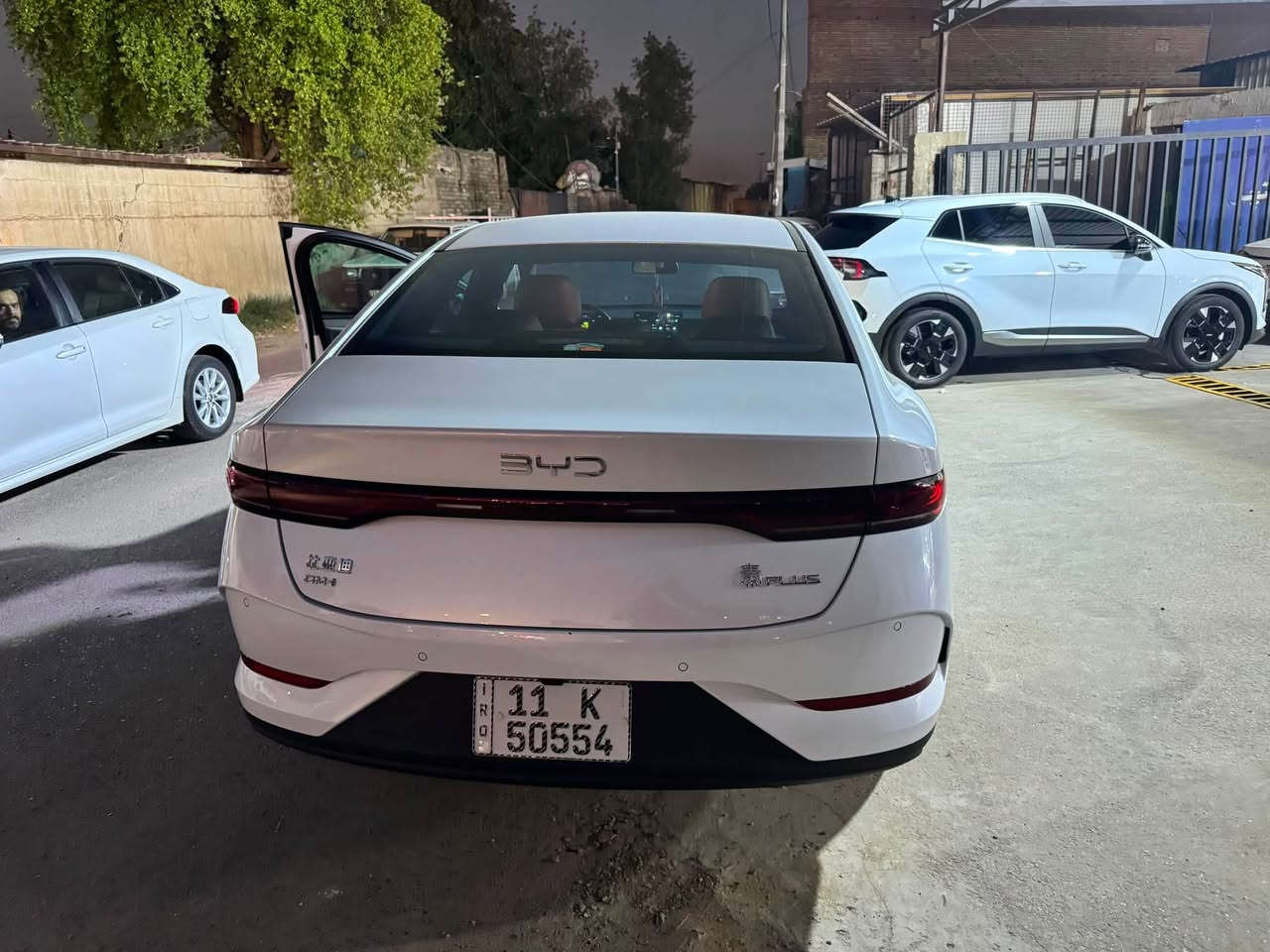 السلام عليكم
كن بلاص 

رقم بغداد 

مكفوله من كلشي 

جام كله عازل حراري و بلورايز

داخل احمر 

ماشيه 2170

وبيها مجال بسيط 

مكانها بغداد 

***********
