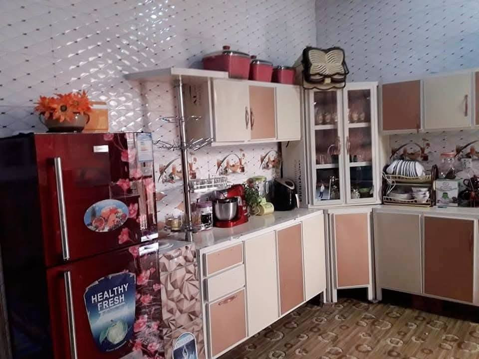 🏡 دار للبيع في الحلة - حي الرحمن ✨
فرصة مميزة لامتلاك دار بمساحة واسعة وبناء رصين!
📍 الموقع: الحلة / أبو خستاوي (مقابل دواجن الفيحاء) - حي الرحمن.
📐 المساحة: 200م (بناء طابوق مسلح).
⚖️ السند: زراعي سند 25 (المنطقة مفوضة بالطابو).
⚡ الخدمات: كاملة (كهرباء + ماء + مشروع المجاري جارٍ العمل به).
📌 مواصفات الدار:
صالة (7×5 م) + هول واسع.
مطبخ كبير (5×3.5 م).
غرفة نوم + مجمع صحي (داخلي وخارجي).
مناور + حديقة (بدون بيتونة).

📞 للتواصل والاستفسار:
***********
