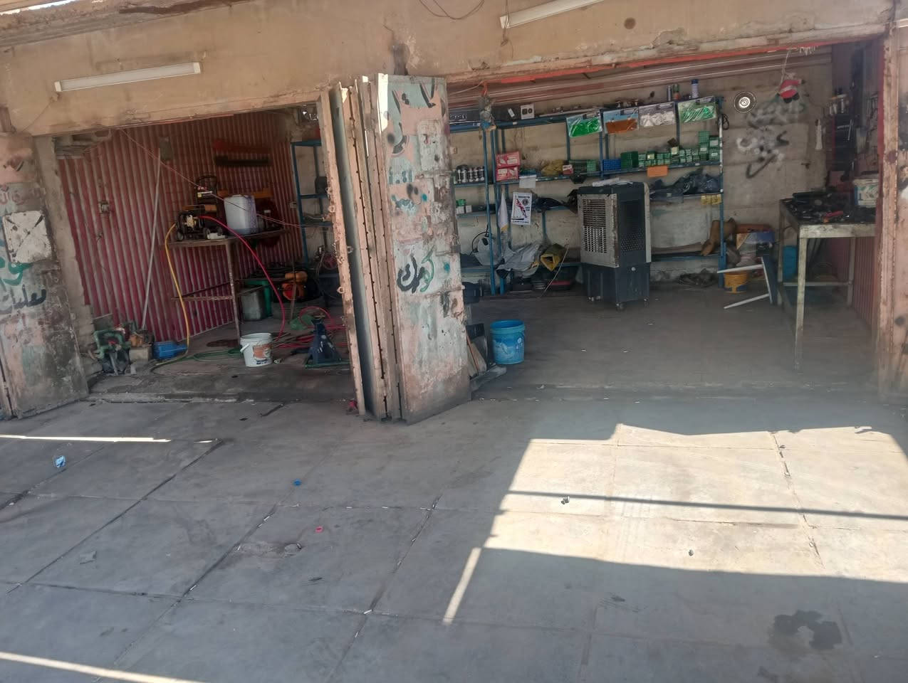 اعيد النشر بسبب الوعد الكاذب محل تكاتك للبيع محل غسل ودهن وتصليح تكاتك اطيك محل شغال خير من الله البيع سبب عندي دوام ماكدر التزم السعر مناسب مستعجل على البيع***********
