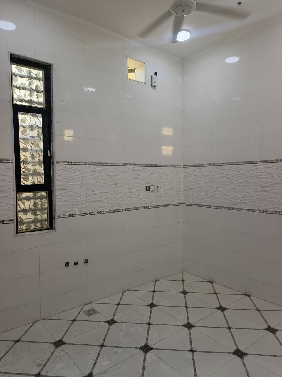 دار سكن بمساحه 100متر علا شارع تبليط 10متر يحتوي علا غرفتين نوم /صحيات داخليه وخارجيه /ديوان /طابو صرف زراعي وكاله ومكاتبه ونسخه من الطابو بسعر /60/ وقابل لتفاوض *********** للاستفسار
