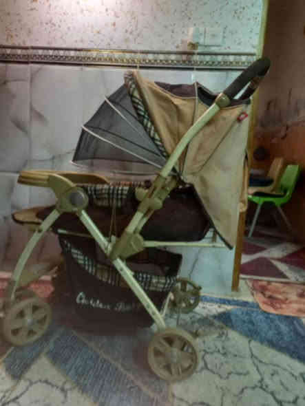 عربانة اطفال تتحمل اوزان ثقيلة
استخدام قليل جدا
ماركة Golden Baby
استعمال مرتين أو ثلاث مرات فقط
نضيفه جدا كلشي مابيها 
السعر ١٠٠ 
عنواني زيونة
مكلفه بالنشر للاستفسار ***********
