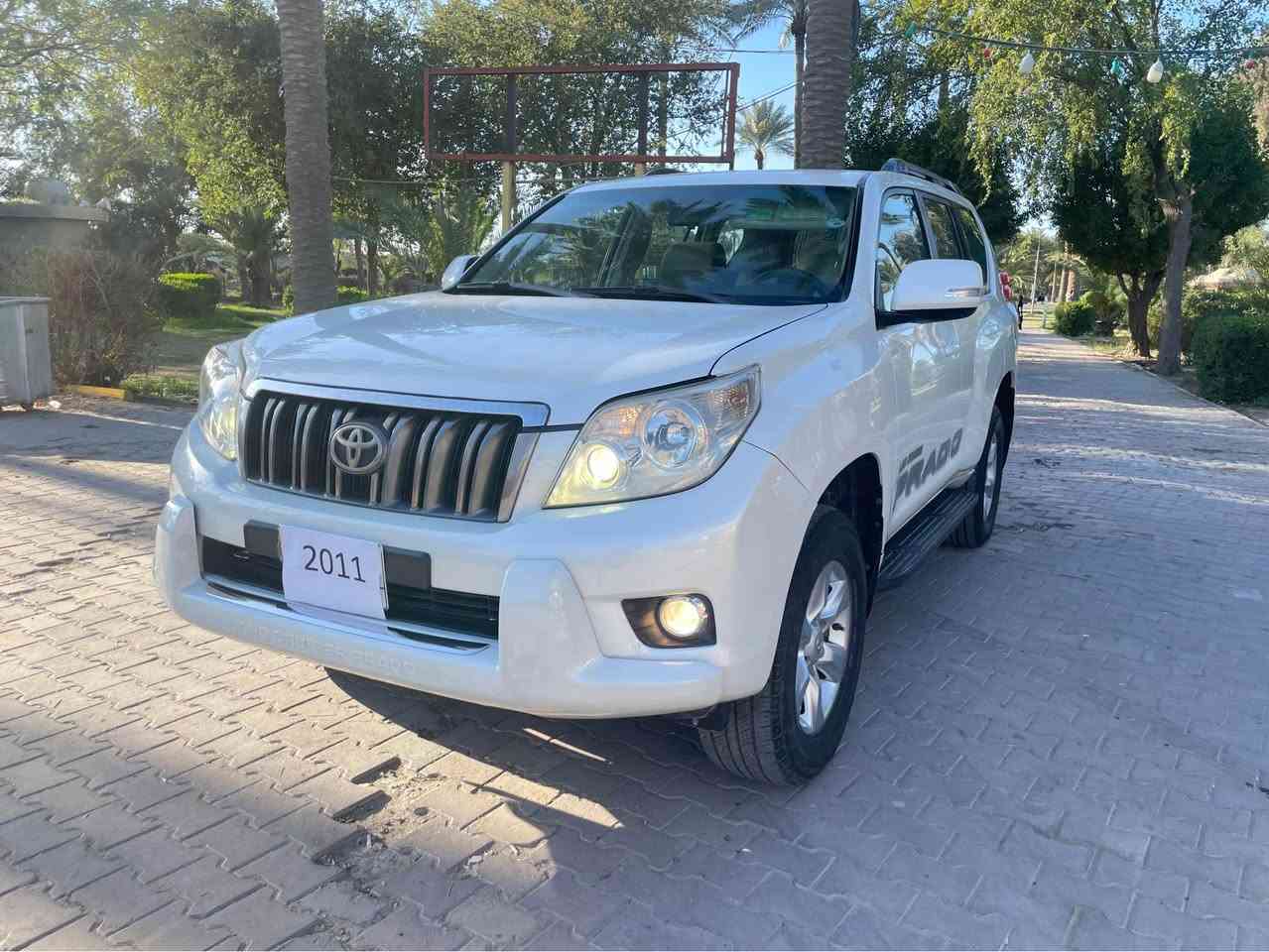 لاندكروز برادو 2011
 وارد كويتي  4سلندر  
رقم بغداد الماني 
عداد المسافة 175000كم
7 راكب 
للبيع فقط نقد بدون مراوس 
كشنات جلد بصمة عمل مع اضافة مواصفات تشغيل عن بعد مع التحكم بالجام مع مري شفط 
السيارة استخدام شخصي مالبيت , بالنسبة البدي السيارة مكفول من الضربة والصبغ فقط ملاحظات جدا بسيط وبالنسبة للدعاميات بيهن اماكن صبغ للجمالية  بسبب الشخوط وبالنسبة للكير والمكينة والكهربائيات والتبريد والصدر بحالة جيدة جدا والسيارة عليه ادامة كاملة من دهن من ابلكات نوزلات فلاتر يعني السيارة جاهزة ان شاء الله للاستخدام  
واي استفسار الاتصال على الرقم *********** واتس او اتصال 
سعر البيع 220 ورقة  وبيه مجال بعد المعاينة ان شاء الله 
مكان السيارة بغداد الغزالية Colombo, Sri Lanka
