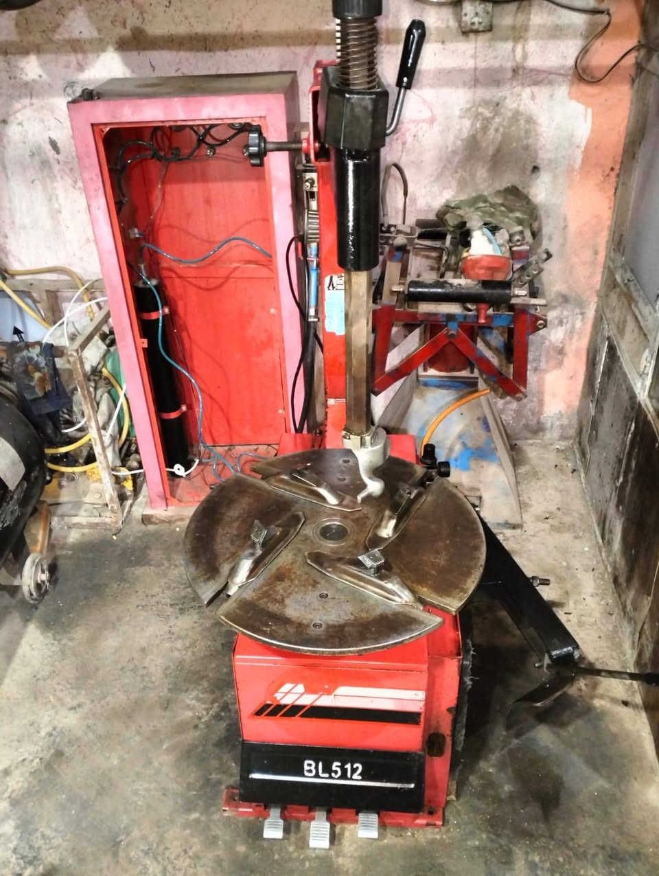 السلام عليكم ورحمه الله وبركاته خالعة للبيع الحجم 22 جاهزة سعرها 450 العنوان النجف الاشرف شارع المطار قرب صوره علگم هاتف وتساب***********
