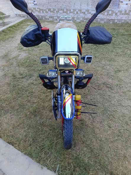 السلام عليكم 
دراجه للبيع فقط مرقم لوحات كامل وسنويه رقم انبار.

كلشي ماموصله. خاص مفتوح
***********
