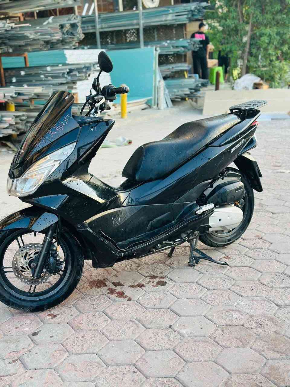 pcx للبيع نضيفه دراجه جيل ثانيه مكينه ناعمه تخبل بلاديه *********** شلعه معدل مابيهة اي نقص كلهة شغاله
