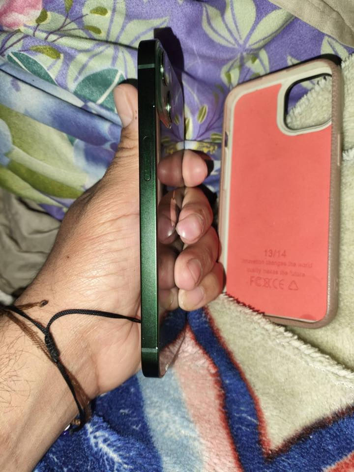 سلام عليكم شباب جهاز ١٣ عادي سعرة ٣٧٥ قفل شباب بدون عملة سبب البيع ماعرفلة اني جناي بوكو مكاني بغداد العبيدي واتساب ***********
