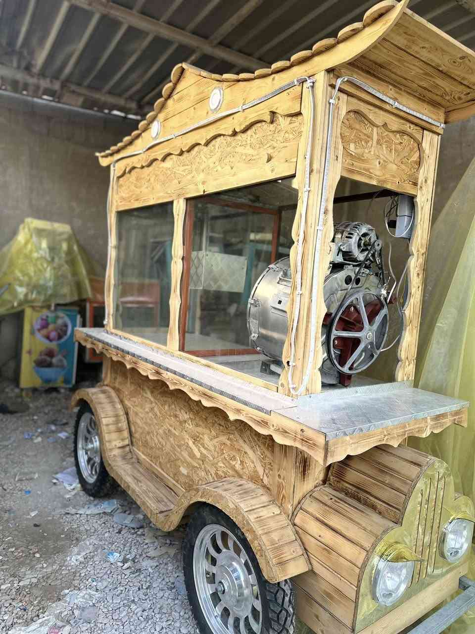 السلام عليكم للبيع مكينه شاميه وحب شكل سياره ديكور ومتحركه تسكام كلش مرتبه ومخزن داخلي كبير ينقفل 
اناره مخفيه وضاهريه بل حقيقه بعد احله من الصور وتجذب النضر  قياس الطول ٢م ونص //اما العرض من الاعلا٨٠ ومن تايرات متر  تكدر تخليه مكان حلو تشتغل بيه 
وتكدر تخليه باب محل هم تشتغل بيه والرزق على الله سبحانه وتعاله 
ملاحضه استخدام اقل الموسم 
رقم بيه وتساب *********** مازنجر مفتوح 
اما لسعر ١١ورقه 🫡والسلام عليكم
