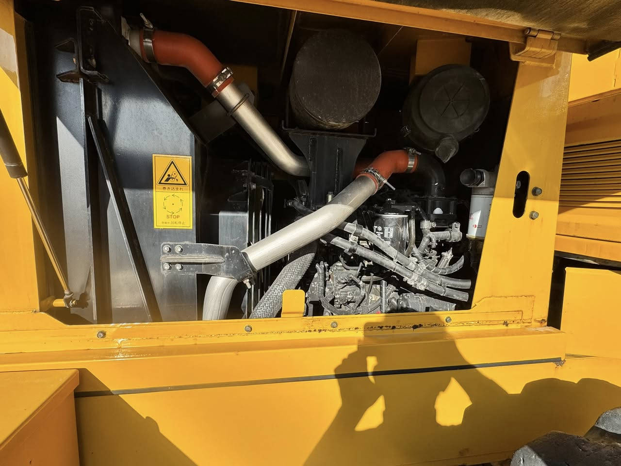 شفل كاوسكي دخول جديد موديل 2012
***********

بلادي ما معلة 

مكفولة كفالة عامة من الصبغ 

راس باتري ما مفتوح كلة علة وضع الشركة 

تخم تاير بلادي ياباني 

كير ميكانيك وليس كهربائي 

ساعات العمل 2000ساعة.
العنوان بغداد
