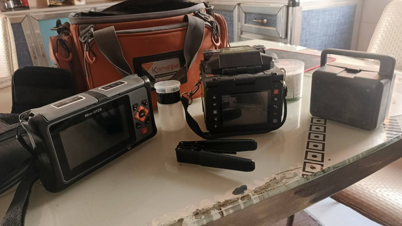 جهاز لحيم الكيبل الضوئي وجهاز الفحص للبيع
للاتصال ***********
