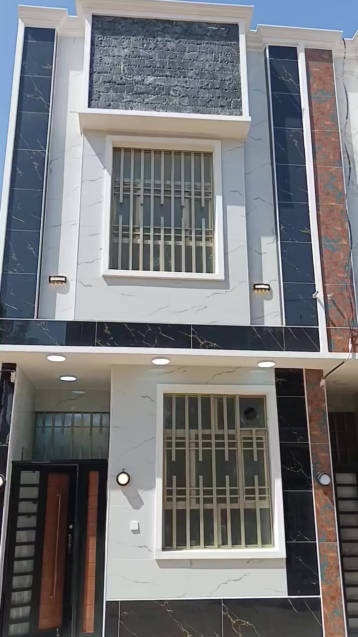 بيتين للبيع مساحة ٥٠ م طابقين في حي العباس الحولي السايدين شارع بيت المختار كافة الخدمات جديد بناء درجه أولى للاستفسار خاص أو على الأرقام التاليه //***********
***********
