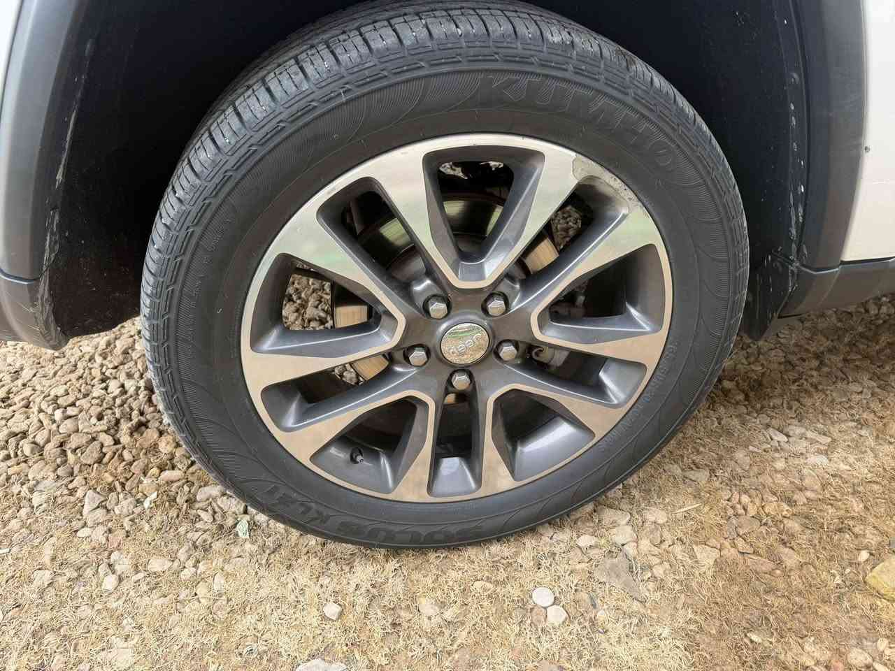 جيب لاريدو موديل2018
رقم بغداد إنكليزي 

شرط التحويل سنويه جديده هزه جديده 

مكفوله 

سياره فول مواصفات 1/1

كشنات جلد تحكم استيرن 

بصمة تشغيل +بصمة ابواب 

دخول ذكي..دفع رباعي 

كامره دواره ...شاشه قلاب 

صدر جديد طخم تاير جديد

 .سياره جاهزه مابيها نقص 

مكان السياره بابل 

***********
