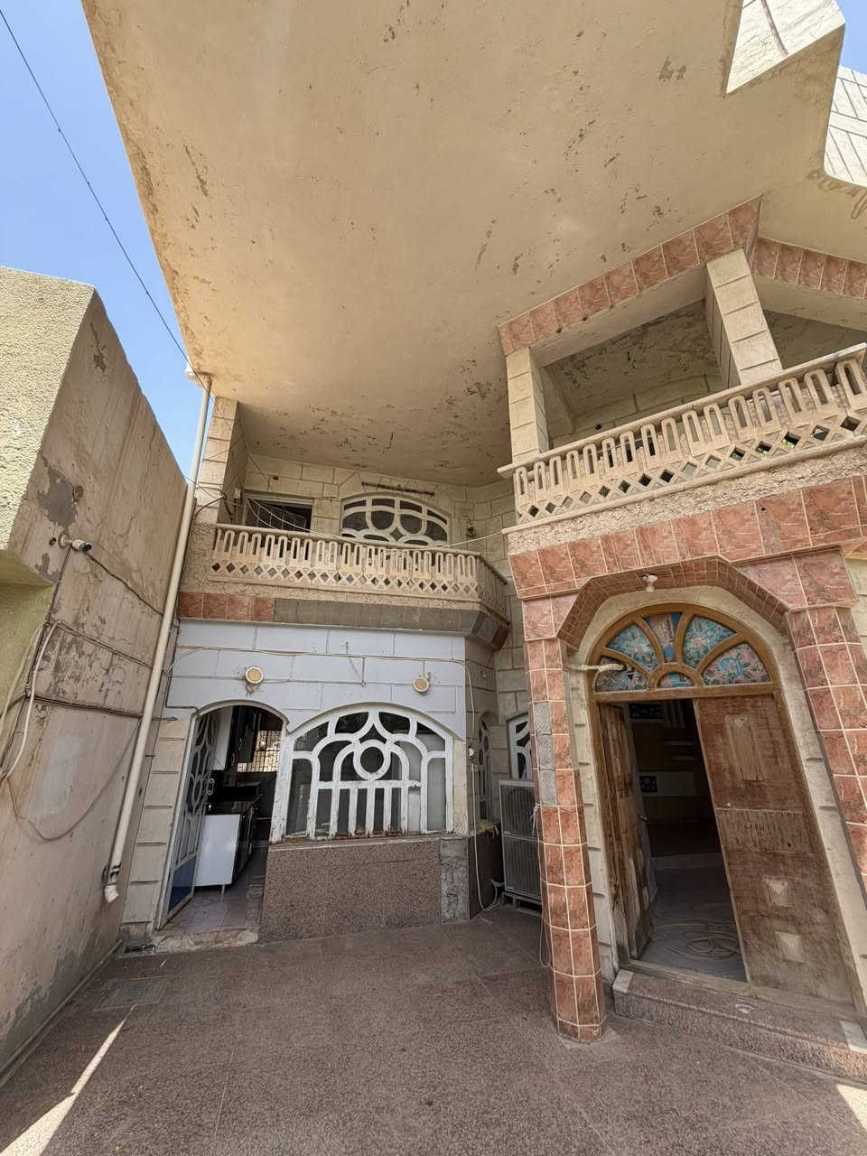 🏡/ دار للبيع المساحة ٢٠٠ م طابو صرف 

              الواجهة ١٠ م / النزال ٢٠ م

🧱/ بناء نظيف جداً ٢٠١١

الطابق الاول/ مطبخ . هول . صالة . غرفة نوم . مجمع صحيات. گراج . حديقة 

الطابق الثاني/ ثلاث غرف نوم .هول . مجمع صحيات 

🌏الموقع/ حلة حي الاساتذة الاولى شارع المحولة امام متنزه قريب جداً من شارع ٦٠. 

                        ( تبليط مجاري )

⭕️نستقبل جميع العروض التجارية والسكنية والزراعية في جميع مناطق الحلة 

لمعرفة السعر مراسلة الصفحة او زيارة مكتب 

حسنين للعقار الكائن في شارع الحسينية من جهة شارع ٦٠ 

***********           ***********
