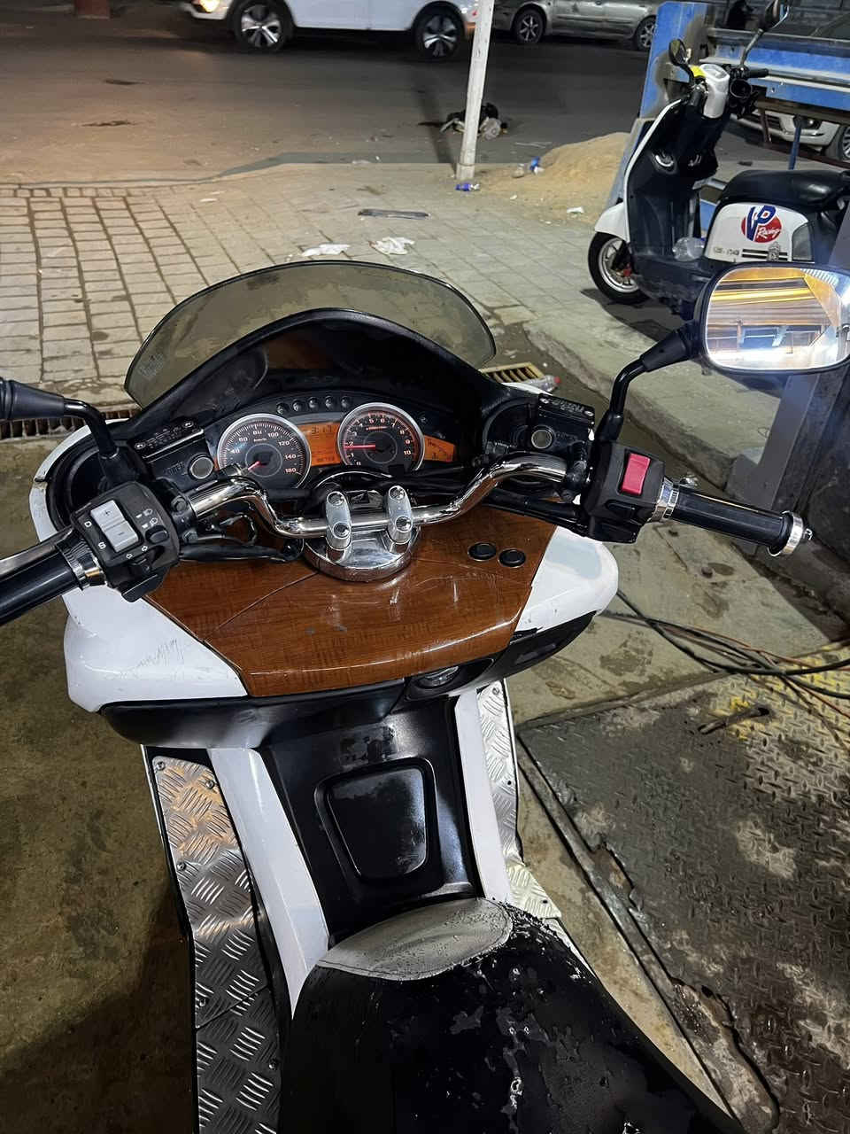 يا الله.. للبيع أو المراوس دراجة فورزة 010 بحالة ممتازة وجاهزة:
المحرك: شغال بشرط ونظافة ممتازة.

الكهربائيات: كلها شغالة (من الطقة للطقة).

النظافة الخارجية: الكفرات نظيفة جداً بنسبة 80% (موضحة بالصور).

الحالة: الدراجة جاهزة وما محتاجة أي مصاريف، دق سلف وتوكل.

💰 السعر: 10 ورقات (وبيها مجال طيب للشراي).

🔄 خيار المراوس: أراوس مع دراجة KTM (حسب النظافة والاتفاق).

📍 المكان: بغداد. 📞 للتواصل: ***********
