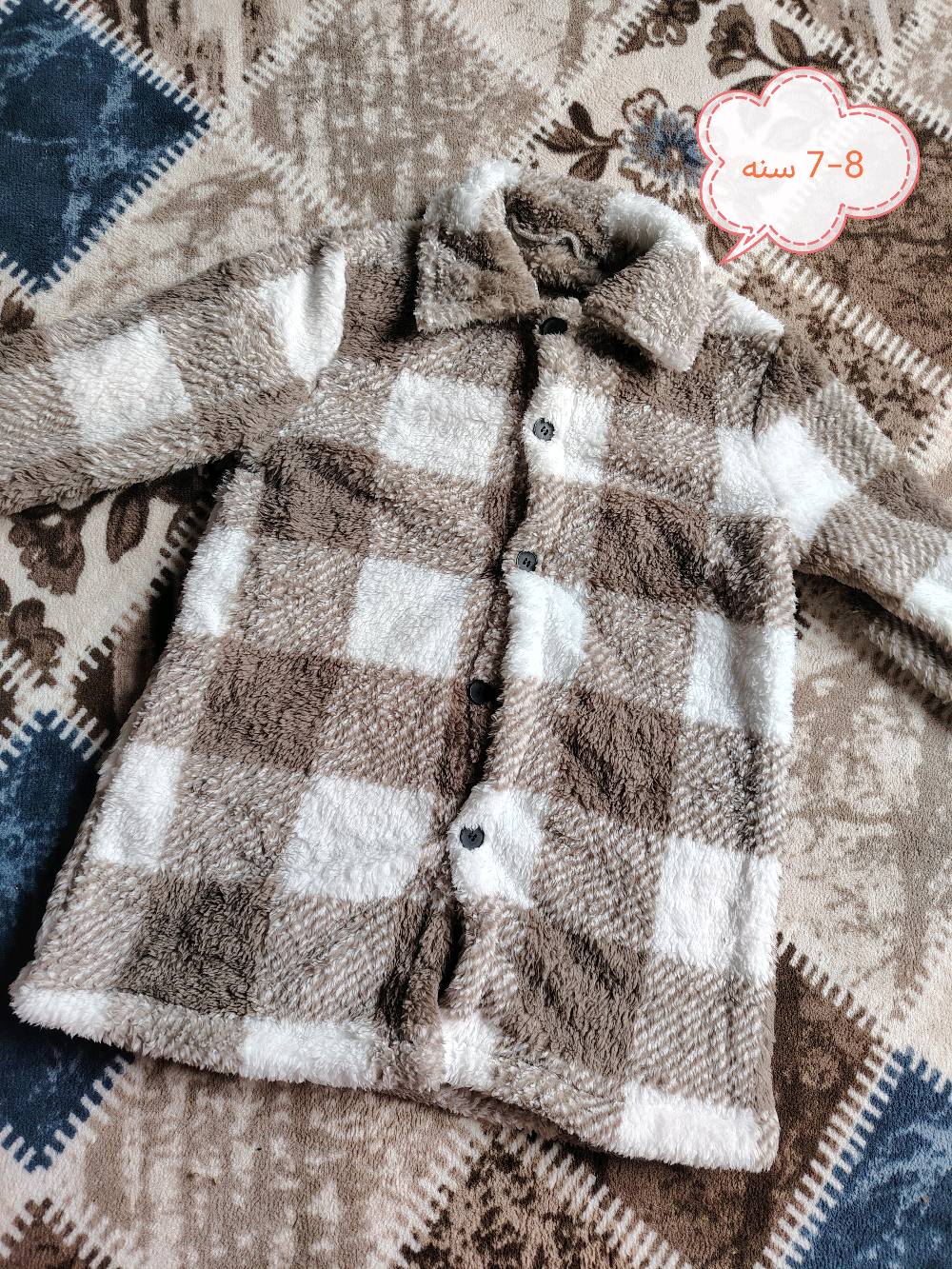 ببيع ملابس أطفال جديدة مناسبة للأعمار المختلفة: 

1. بلوزة زرقاء برسمة فراشة، مناسبة لعمر 5-6 سنوات.
2. بنطلون بمربعات ملونة، مناسب لعمر 3-4 سنوات.
3. بلوزة سوداء برسمة قطة، مناسبة لعمر 4-5 سنوات.
4. طقم وردي برسمة وجه قطة، مناسب لعمر 4-5 سنوات.
5. سويت شيرت رمادي بغطاء رأس، مناسب لعمر 7-8 سنوات.
6. جاكيت كاروهات أبيض وأسود، مناسب لعمر 7-9 سنوات.
7. هودي مخطط أزرق، مناسب لعمر 8-9 سنوات.
8. جاكيت كاروهات بني، مناسب لعمر 7-8 سنوات.
9. معطف أسود بتصميم أنيق.
10. فانيلة مطبوعة بدببة، مناسبة لعمر 9-12 شهر.