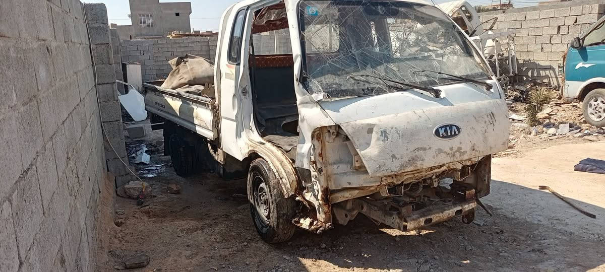 سياره مضروبه نبيعه تفصيخ بدون كير ومكينه الاستفسار 
‏‪***********‬‏السعر 17ورقه
