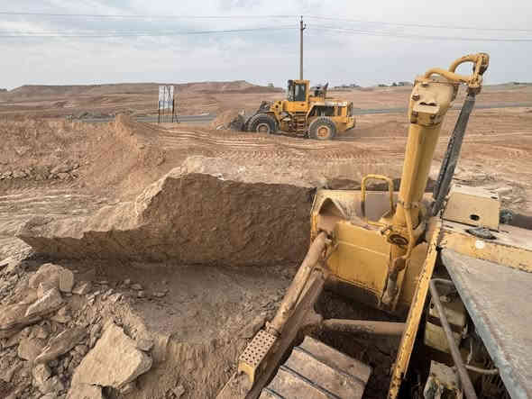 بسم الله الرحمن الرحيم 
عندي بلدوزرات للبيع العدد خمسة قطع 
موديلات 2006حديث فول فول عادي يعني ميكانيك 
كير عادي والمحرك بم ونزول 
آليات جديدة بمعنى الكلمة برغي واحد ما مفتوح بيها 
آليات دخول جديد ترقم بسمك مباشر 
للاستفسار *********** 
العنوان ديالى جلولاء
