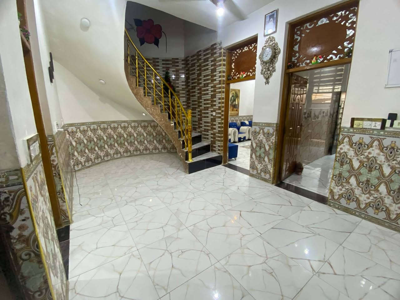 السلام عليكم بيت للبيع طابو زراعي سند 25 المساحه 120 متر يحتوي على استقبال وهول ومطبخ وغرفه نوم وصحيات والطابق الثاني يحتوي على غرفه نوم وحمام وبيتونه كبيره العنوان الثوره قرب بيت عليجه للاستفسار الاتصال على الرقم *********** او مراسله الخاص
