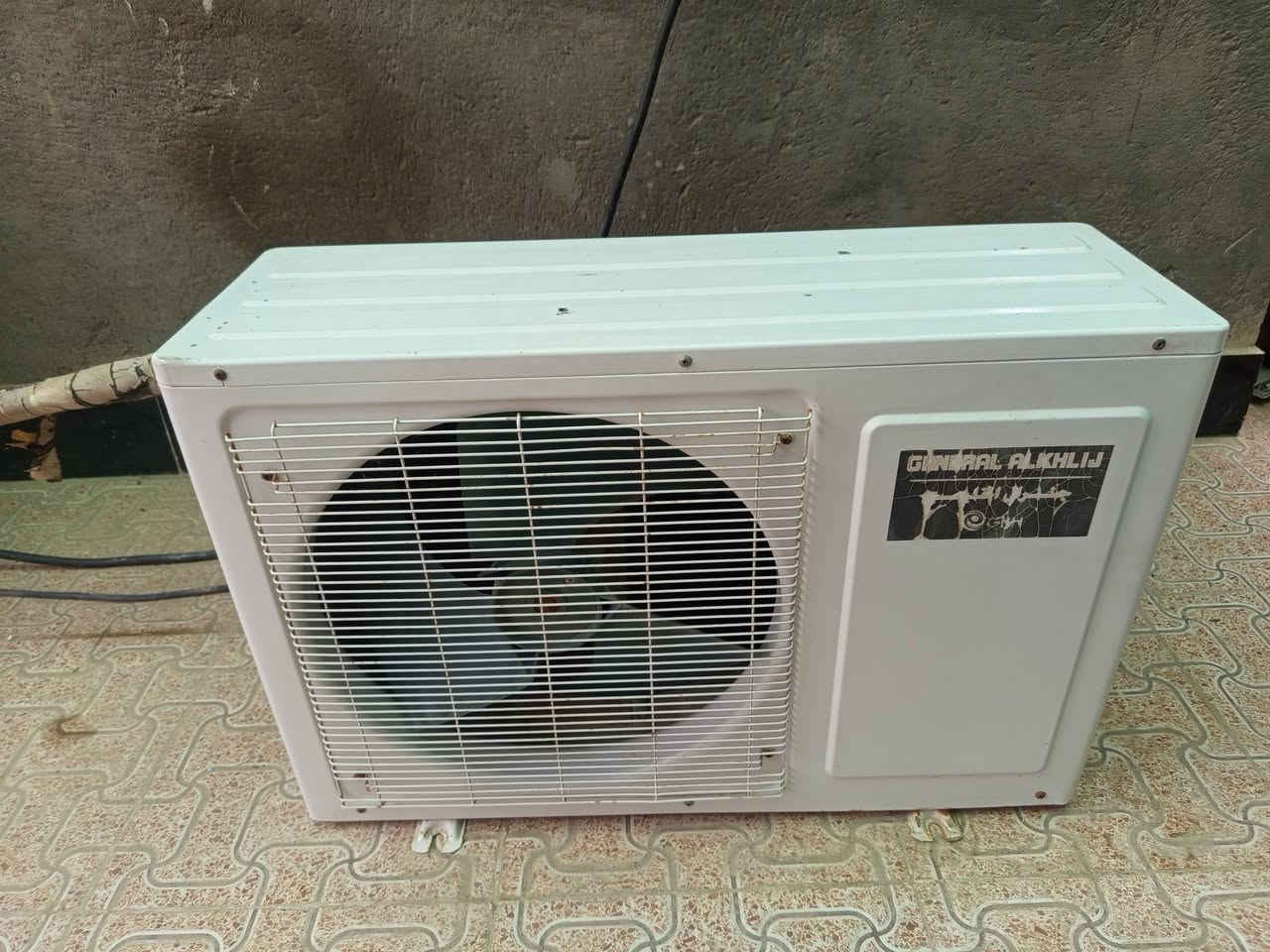 للبيع سبلت طن واحد شرط شغل تبريد ثلج وجديد كلش كامل *********** مكان سوك شيوخ
