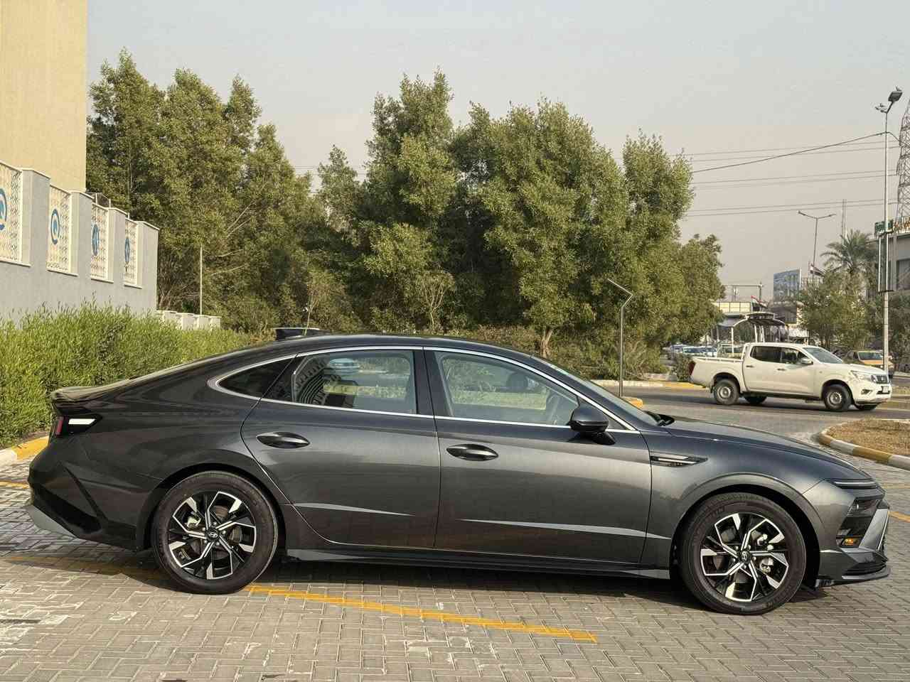 سوناتا 2025 Hyundai sonata 
شكل جديد
2.5L حجم محرك
گير 8 نمر
بصمة تشغيل وابواب
المقاعد: كهربائي  + تدفئة + استيرن تدفئة
٥ وضعيات قيادة
جنطه ذكيه 
لايت لد 
بك لايت لد 
ترحيب
دشبول الاكتروني 
شاشه كبيره 
كير تعليك 
شحن لاسلكي
اوتو ستوب
اوتو هولد
رادار
نقطة عمياء
رادار خطوط شوارع
فوول تحكم ستيرن
رادار ٣٦٠ 
ماشيه 27

سيارة رقم اربيل ترقيم ودخول جديد 

الحادث  فقط تعديل جاملغ خلفي. وقبغ الجنطه صبغ نفسه بدون تبديل  
بدون ايرباك بدون دواخل 

السعر 200
العنوان بغداد الكرخ حي جهاد اتصال ☎️ ***********
