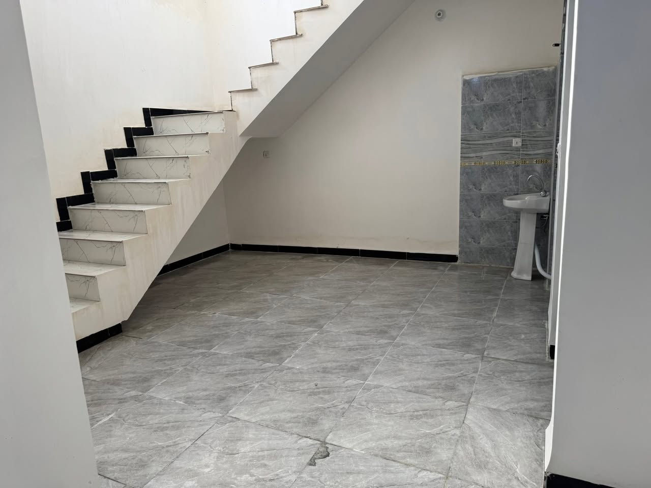 السلام عليكم بيت للبيع بل الزعفرانيه شارع الزوراء مساحه 200 غرفتين وصاله واستقبال ومطبخ ***********
