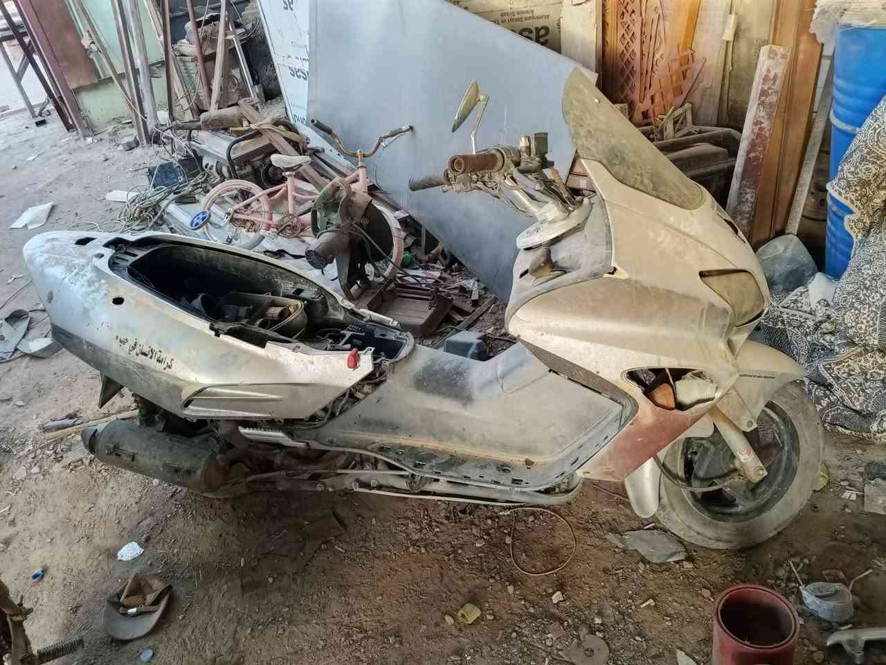 السلام عليكم  دراجه فورزا 06 متروكه. نقصها كشن وباتري غراضها الباقيه موجوده   طافيه الدراجه  مكاني كربلاء الحي العسكري العابد.  

***********

