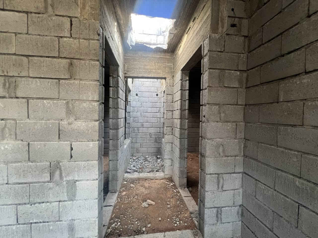 السلام عليكم ورحمه الله وبركاته
هيكل للبيع مساحه 125 متر مربع ركن 

غرفتين نوم *صاله مفتوح ويه مطبخ  +ماء بير مشترك 

عنوان 7 نيسان فرع مغزن كولا 

سعر 22 وبي مجال 

هاتف ***********
