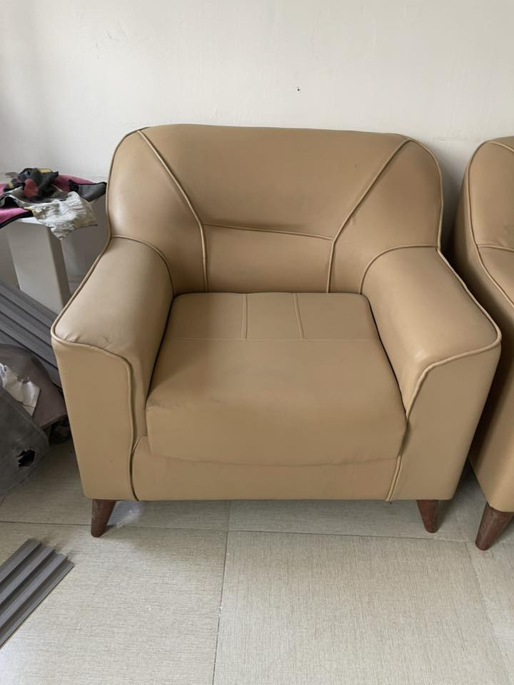 سلام عليكم تخم جديد غير مستخدم جلد لون كريمي تخم كلش مرتب للتواصل *********** موجود واتس ورصيد وماسنجر
