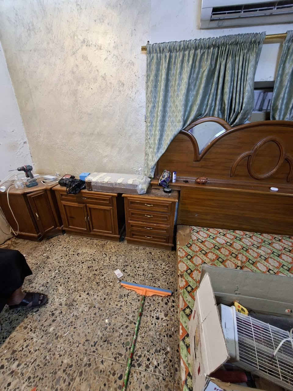 غرفة نوم خشب صاج تسكام شغل الصالحية ثقيلة جداً  كامله دون أي نقص مع وجود تلحيضات بسيطة  عنواني بغداد ***********

