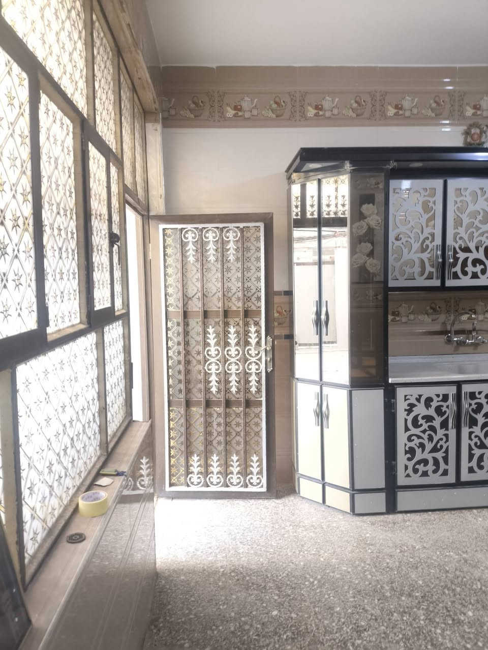 بيت للبيع زراعي حي ميسان شارع الجوهره شارع الشيوخ المساحه 200متر بناء درجه اولى البناء طابوق جمهوري صب كونكريت السطح مغلف سندويش يصلح محميه طيور يتكون من غرف نوم عدد 2 صاله استقبال كبير طرمه كبيره كاشي سيراميك كله مع البيت كاونتر درجه اولى سبالت  عدد4 منهه اثنان كنتوري 3ونص طن كيزرات  وتانكي ابو الالف 2ومغاسل بي بيت جاهز  والبيت  فارغ تسليم مفتاح نفس اليوم شارع 10متر اسنماره بلديه بي الاتصال على  الرقم ***********
