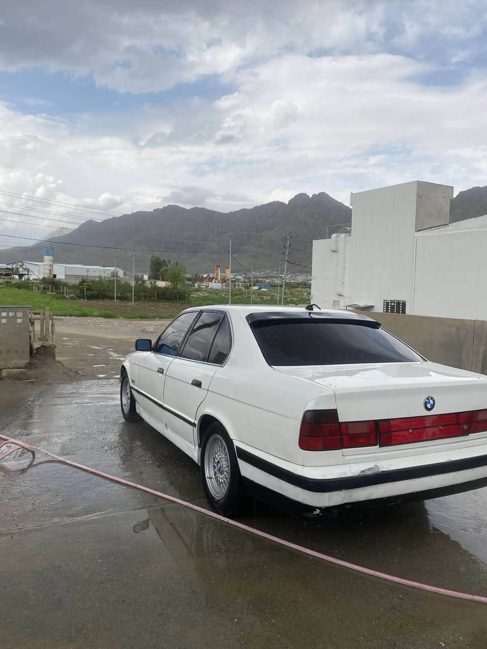 سلاو برایان BMW 
بۆفرۆشتن 
مۆدیل 1992
520 گیر حادی 
مەکینەی تازە هەلدراوەتە سەری گیرو مەکینە بەشەرت 
بی حەیبە 
ئارم پلاستیک هەولیر 
موسو براوە بەشەرت 
سلایدە ویل حەسیر تایەی لۆکە 
لایت ئەڵقەیە ئاوینە گوی بەرخ 
دەحمیکی هەیە لەلای سەکنی ناوی گرتوە 
کامل بۆیاخ نیە بەس بەکامل بۆیاخ دەی فرۆشم 
بی تەقەو رەقەیە 
شوین رانیە سەحری 35 وەرەقەو مەحامەلە 
*********** رانية, السليمانية
