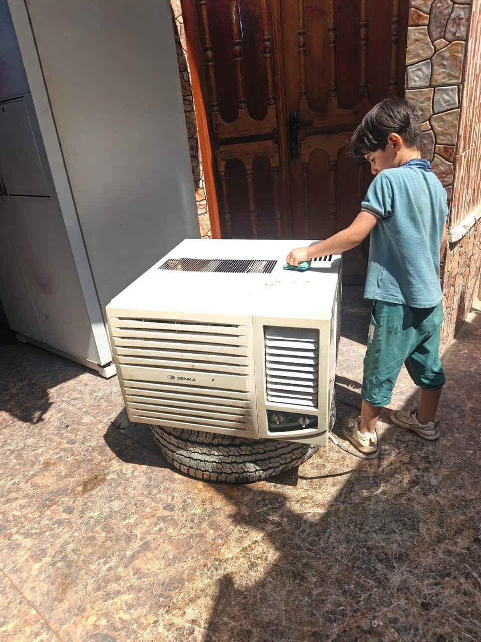 مكيف
اخو الجديد نظيف جدا جدا السعر 275 قفل 
***********
