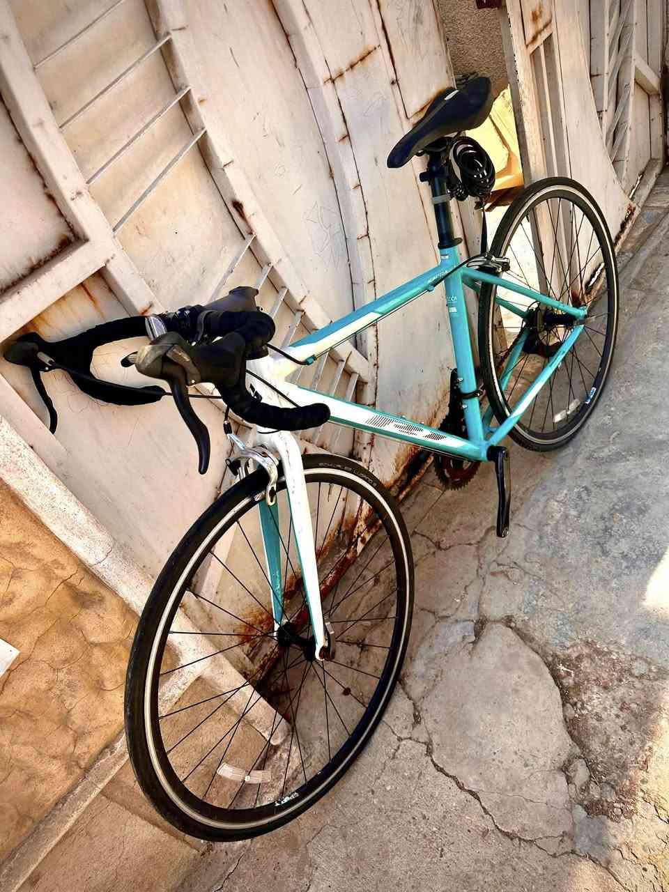 KAGRA R1 🇯🇵
دراجة الطريق (Road bike) ماركة كاجرا اليابانيه
 مال حاويه بعدها بلاديه مملعوب بيها نهائياً على وضع الاستيراد

معدن الدراجة من المنيوم بالكامل
نسبه ضافتها 98‎%‎
ابعاد الفريم : حجم 28 / قياس 51 M
وزن الدراجة بالكامل : 9 كلغم 

مجموعة الدراجة Shimano Tourney شيمانو تورني
عدد التروس : 2 / 7
ويالتها كمبليون فتح وشد سريع
اطارات الدراجة شوالبي 25/c700

السعر: 290 الف دينار عراقي فقط
العنوان: بغداد / الشعب / سوق شلال / قرب مركز شرطة شارع عدن
للاستفسار: ***********
